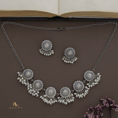 Sahaana Antique Pearl Short Neckpiece With Earring