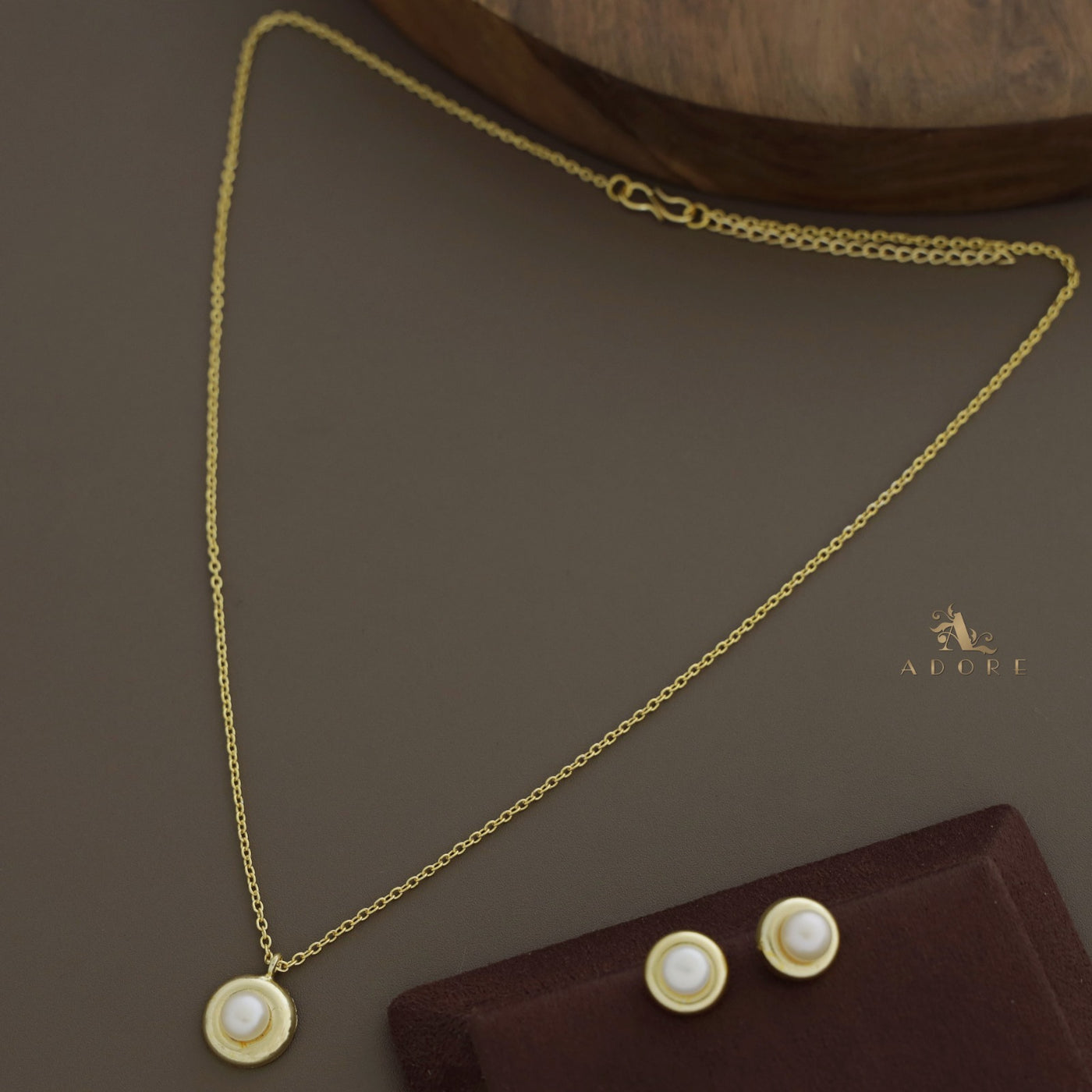 Pearl Eye Necklace With Stud