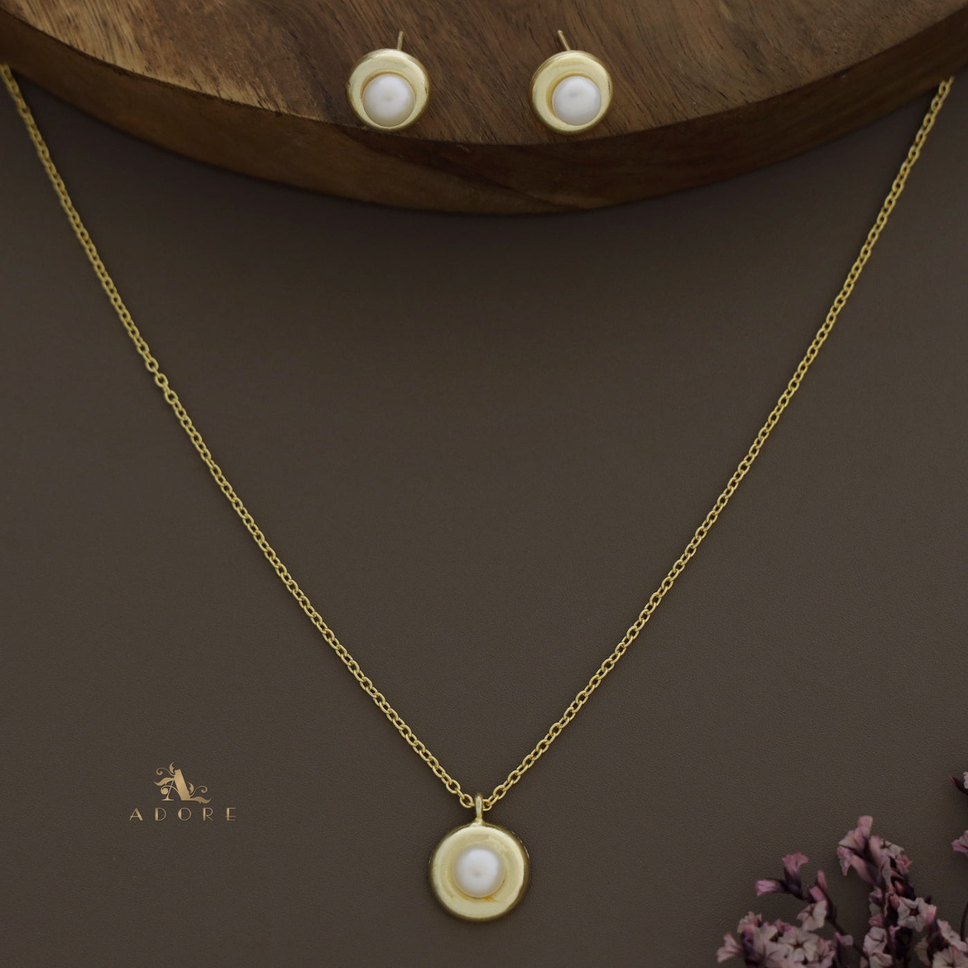 Pearl Eye Necklace With Stud