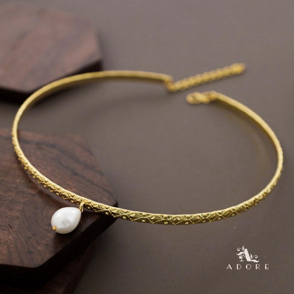 Golden Textured Spiro Neck Cuff