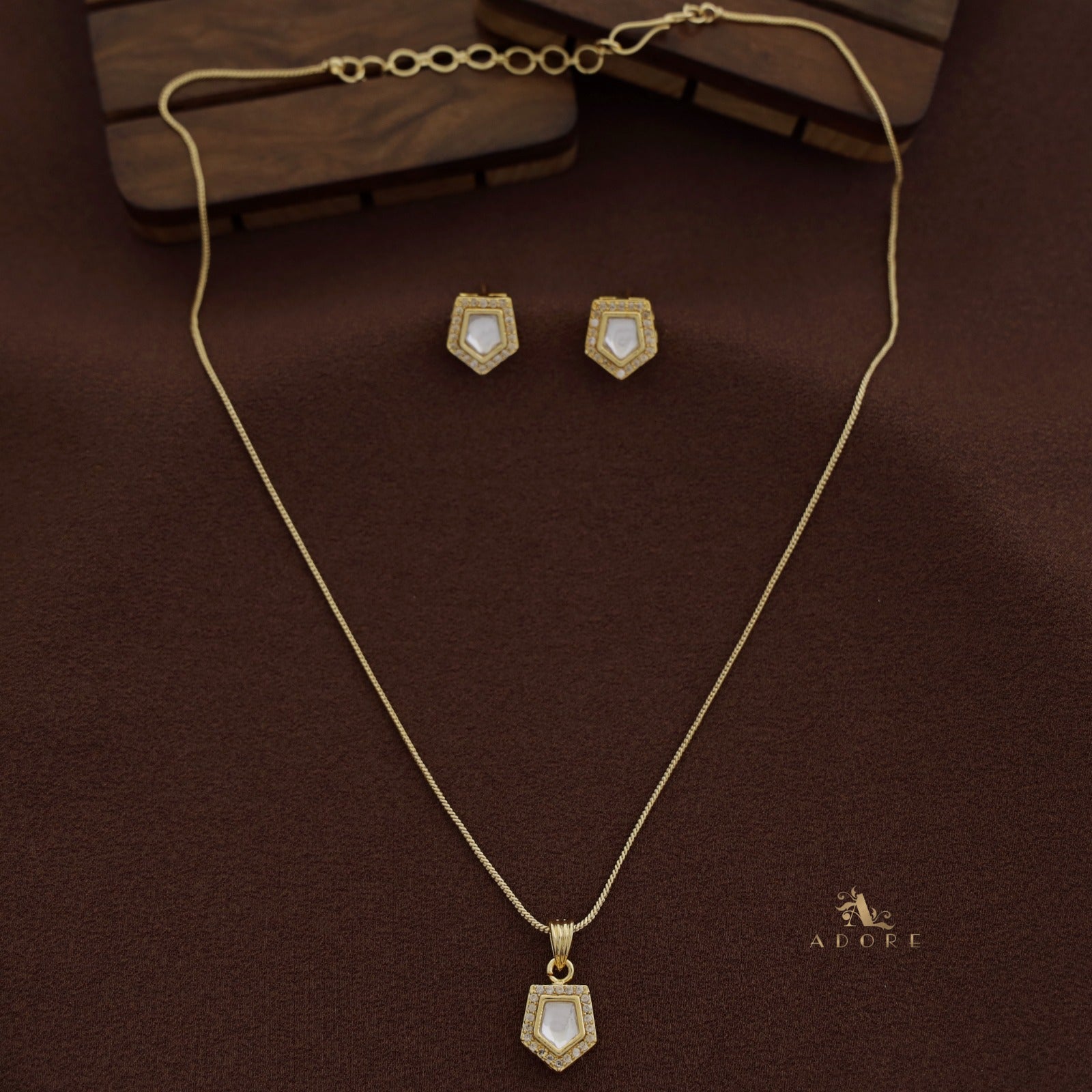 Aashi shop name locket
