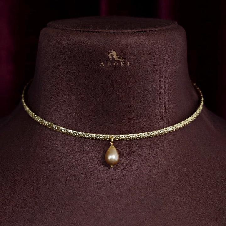 Golden Textured Spiro Neck Cuff