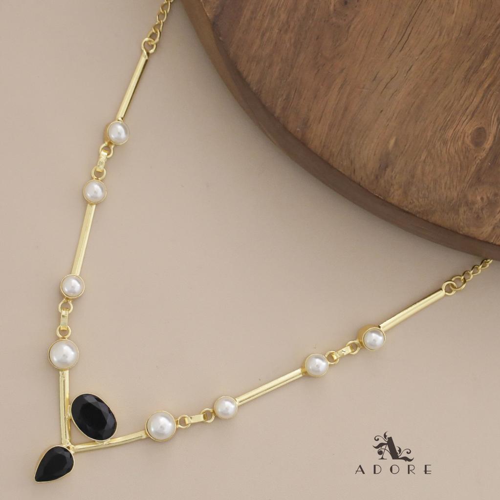 Glossy Oval And Drop Pearl Neckpiece