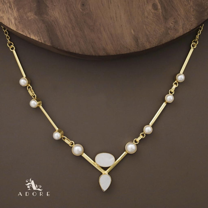 Glossy Oval And Drop Pearl Neckpiece