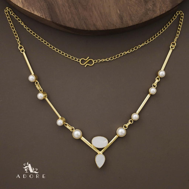 Glossy Oval And Drop Pearl Neckpiece