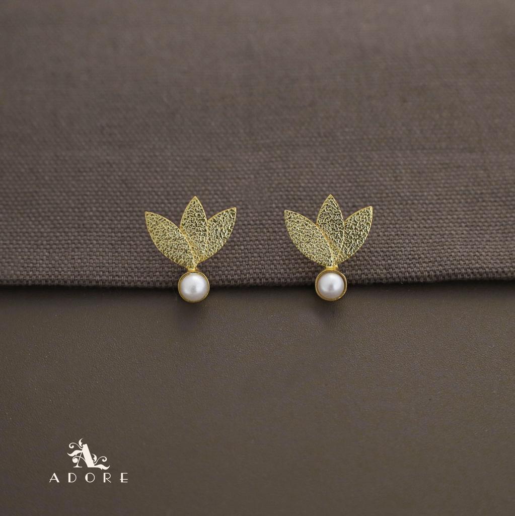 Golden Textured Leafy Pearl Earring