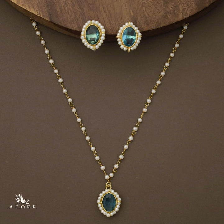 Nasmiya Cluster Pearl Glossy Oval Neckpiece With Stud