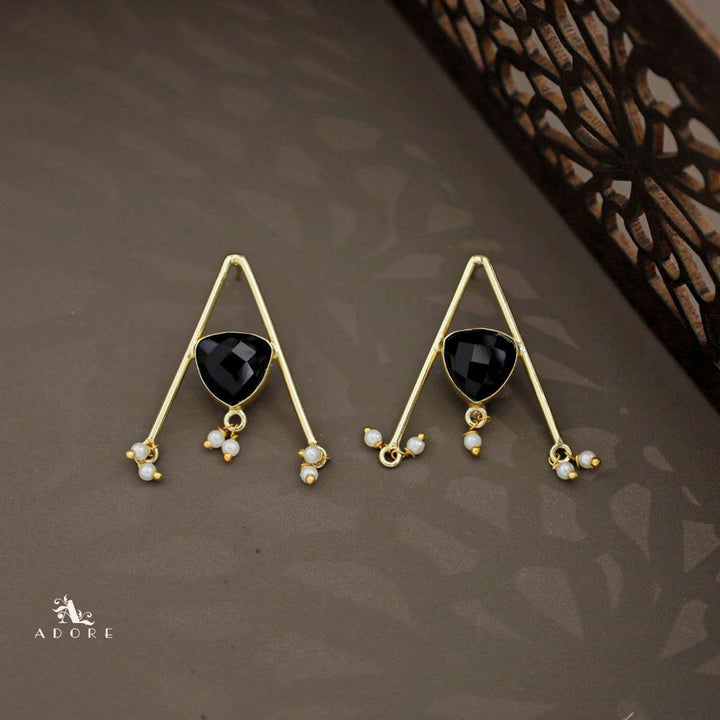 Trizta Glossy Triangle Pearl Earring