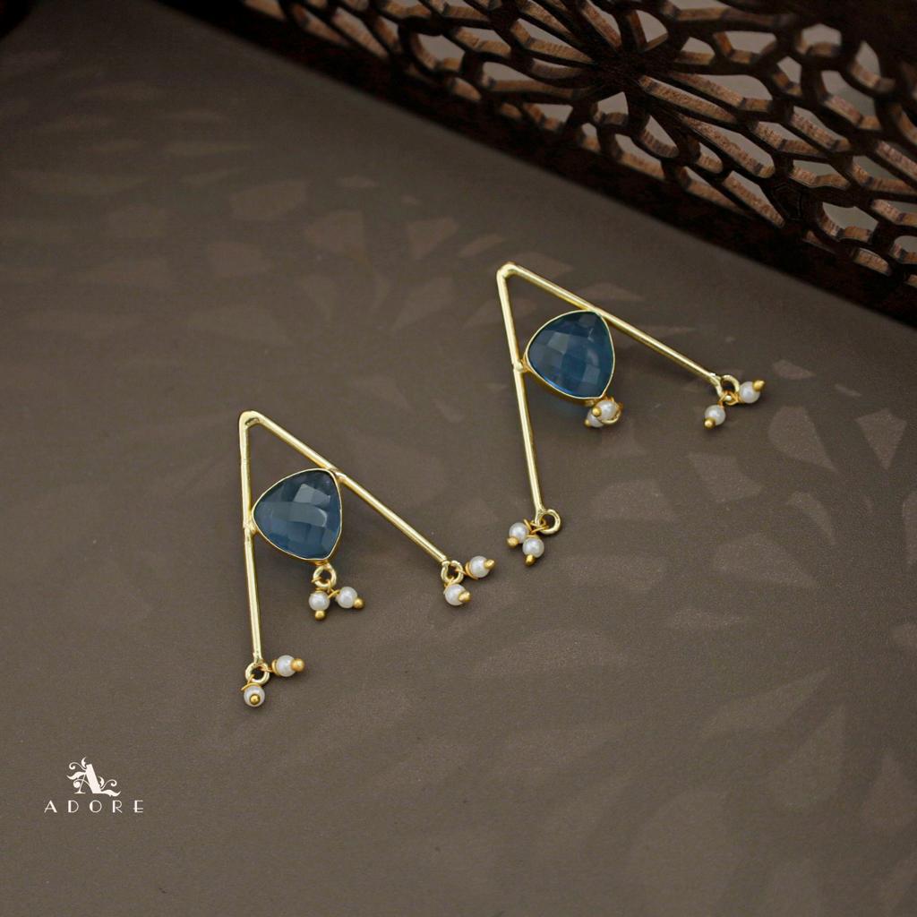 Trizta Glossy Triangle Pearl Earring