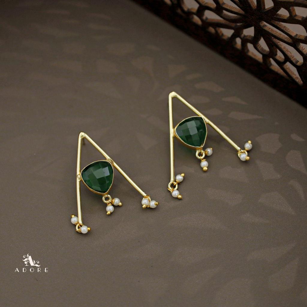 Trizta Glossy Triangle Pearl Earring