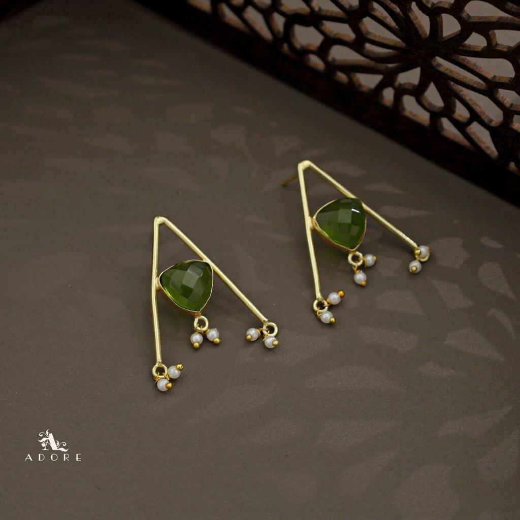 Trizta Glossy Triangle Pearl Earring