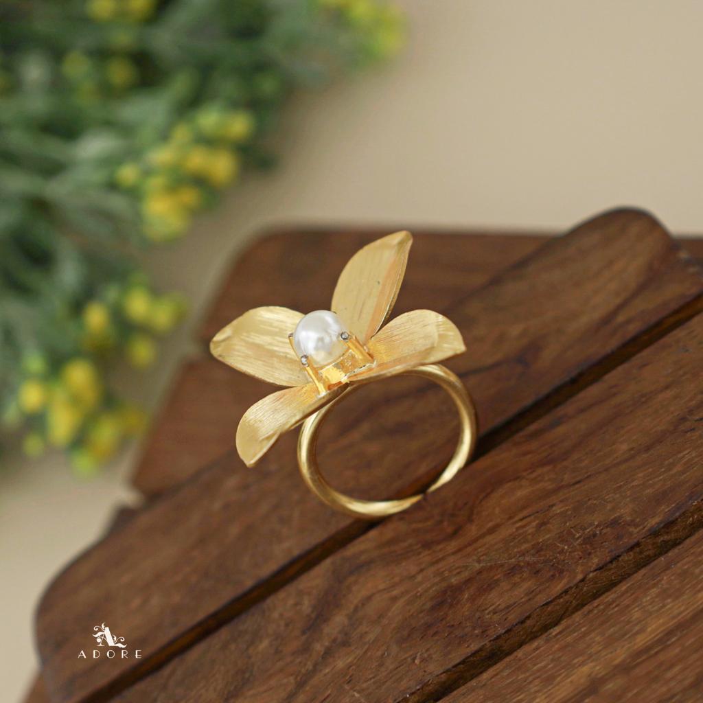 Floral Fara Pearl Ring