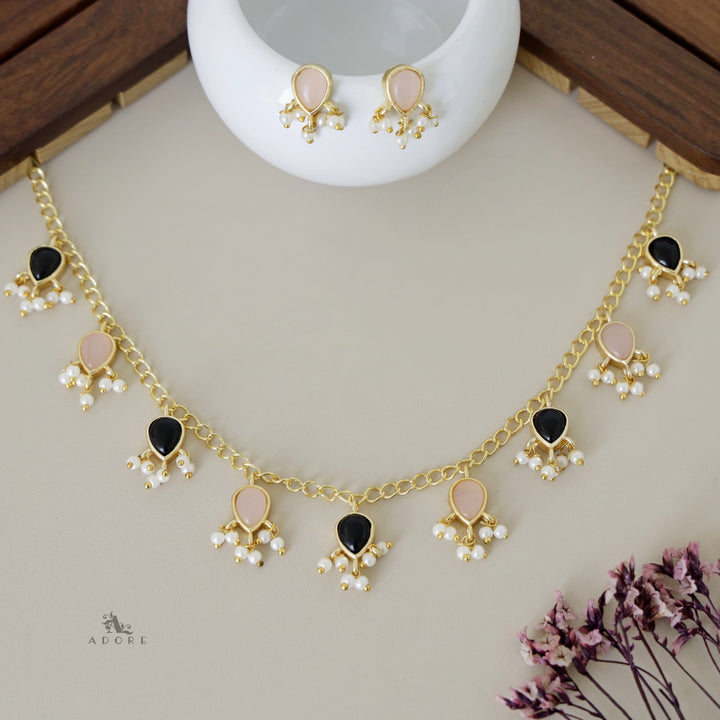 Elania Glossy Pearl Neckpiece With Earring