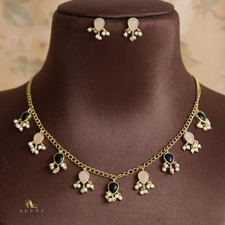 Elania Glossy Pearl Neckpiece With Earring