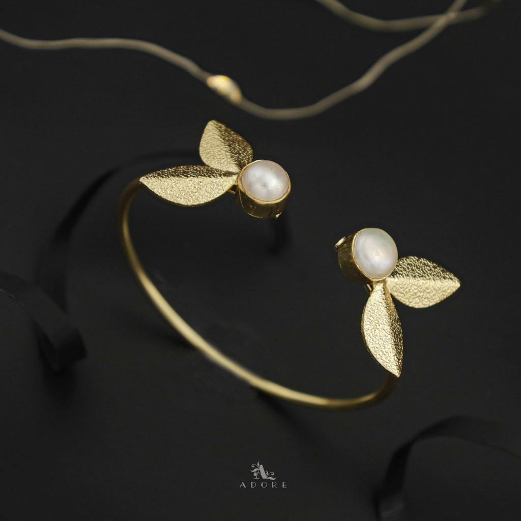 Round Leaves Pearl Bangle
