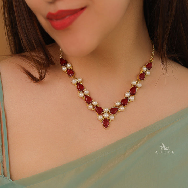 Glossy Neeva Drop Pearl Neckpiece
