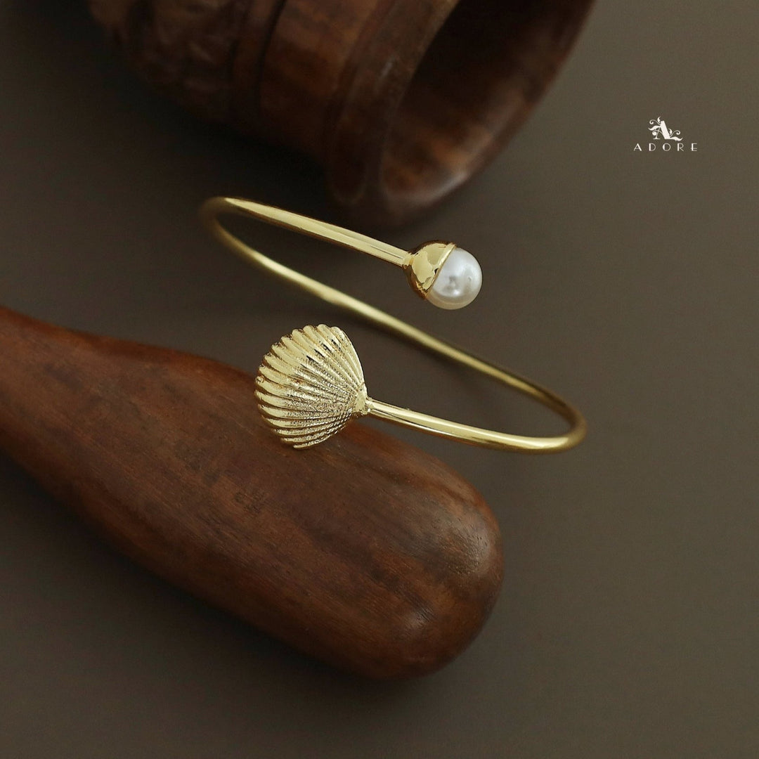 Golden Seashell Pearl Bangle