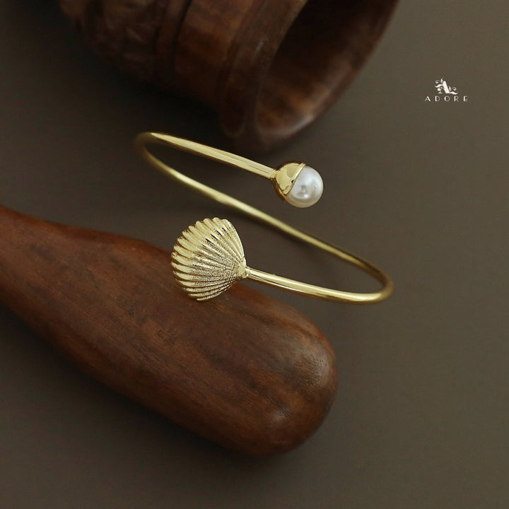 Golden Seashell Pearl Bangle