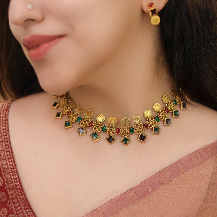 Adhitri Kemp Stone Kashi Choker/Short Neckpiece With Earring