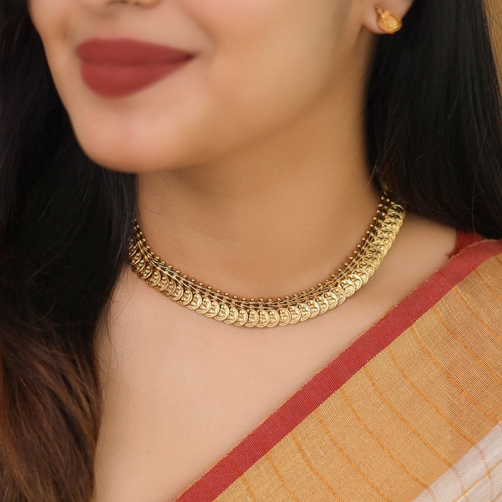 Sathyabhama Devi Overlapping Mini Kashi Short Neckpiece With Stud