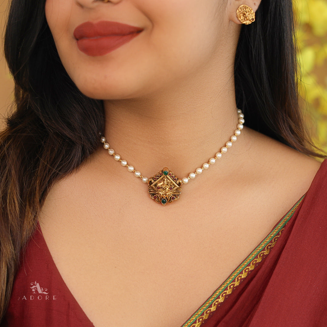 Abhinithi Devi Pearl Short Neckpiece With Stud