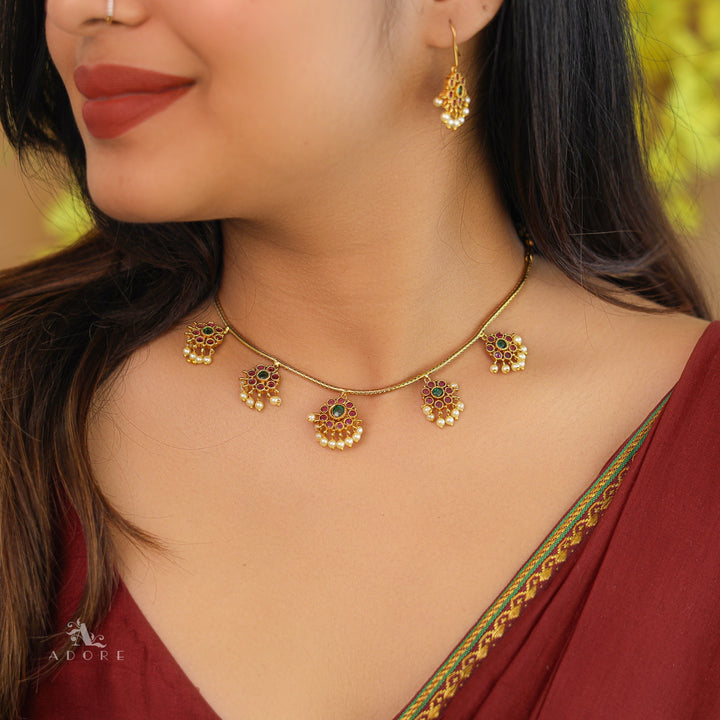 Ekisha 5 Floral Pearl Short Neckpiece With Drop