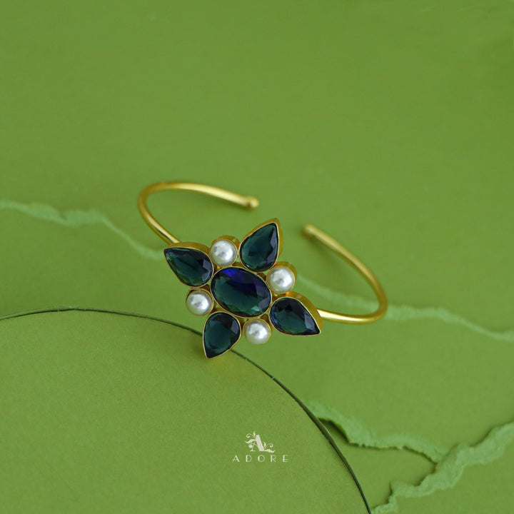 Glossy Oval + Drop Tetra Pearl Bangle