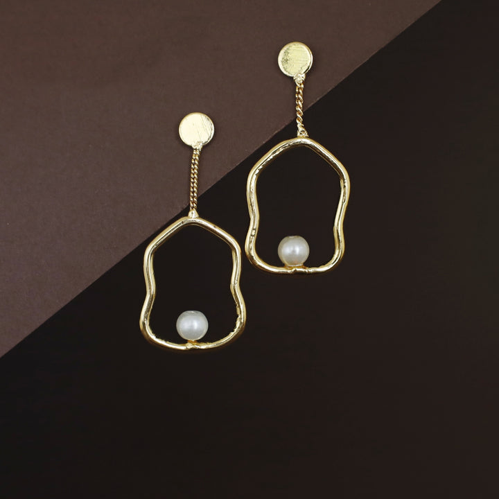 Fiama Golden Wavy + Pearl Earring