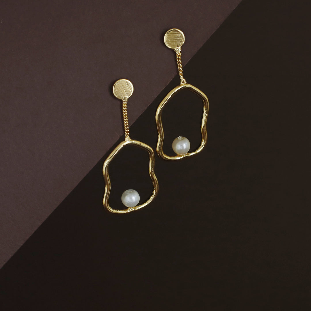 Fiama Golden Wavy + Pearl Earring