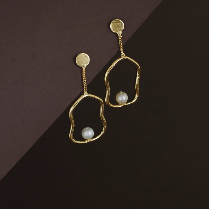 Fiama Golden Wavy + Pearl Earring