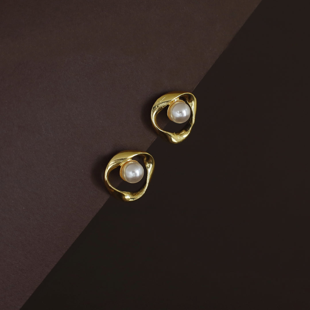 Muriel Twisted Circle + Pearl Stud