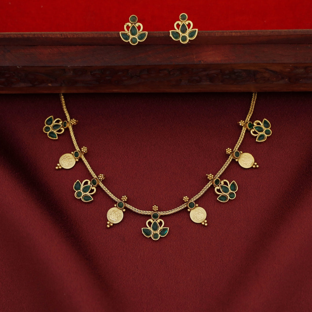 Shivanya Kashi Tri Petal Short Neckpiece with Earring