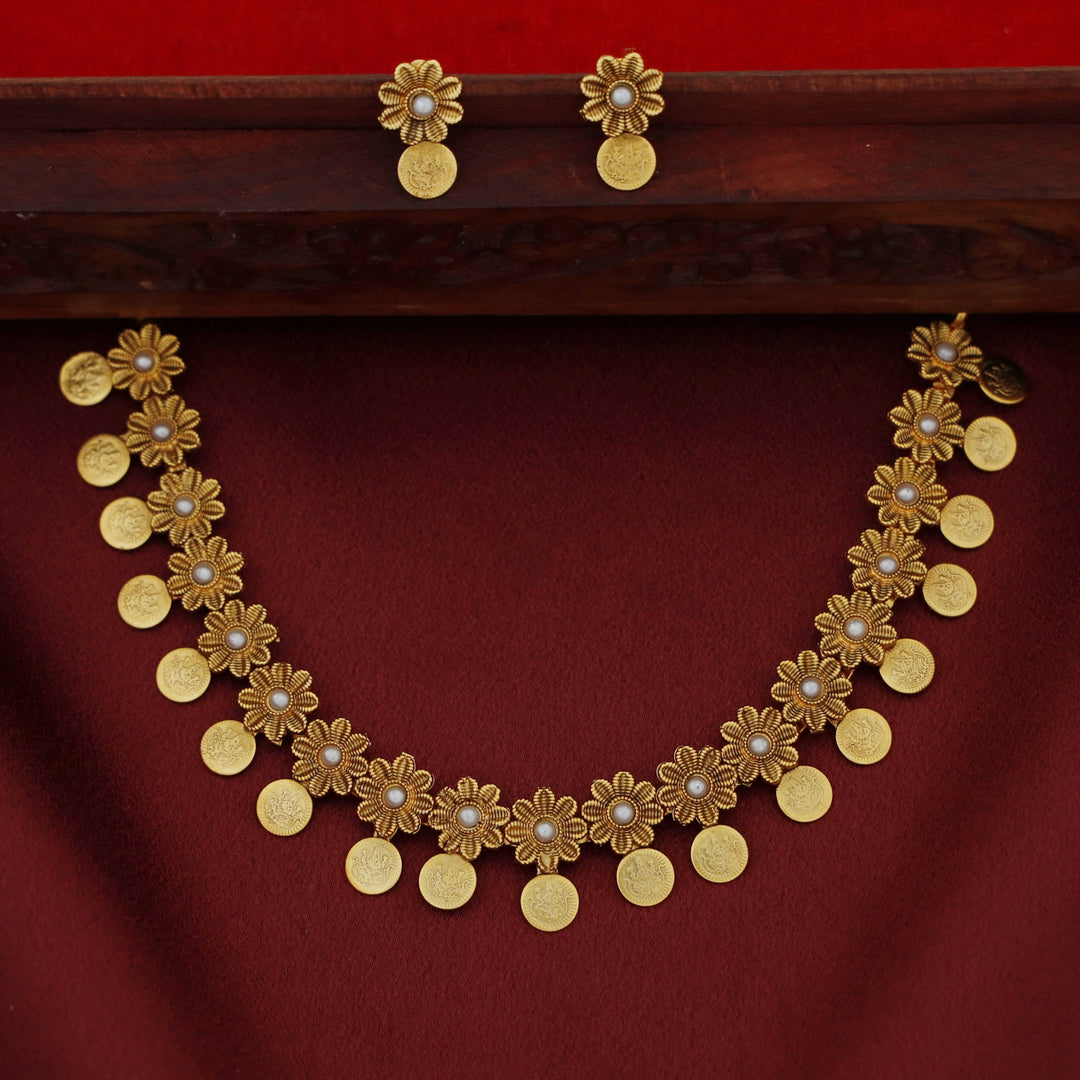 Dhrithika Flower Dhaya Kashi Short Neckpiece with Earring