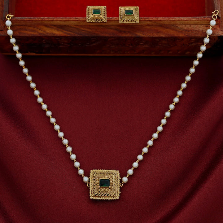 Avarnika 1 Layer Pearl Short Neckpiece With Earring