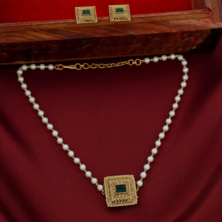 Avarnika 1 Layer Pearl Short Neckpiece With Earring