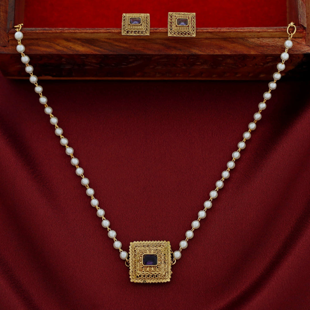 Avarnika 1 Layer Pearl Short Neckpiece With Earring