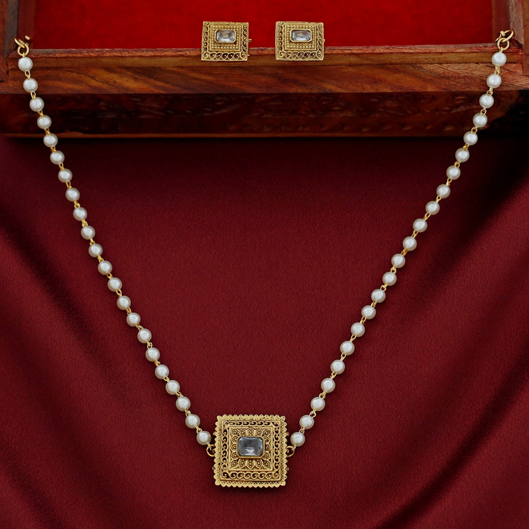 Avarnika 1 Layer Pearl Short Neckpiece With Earring