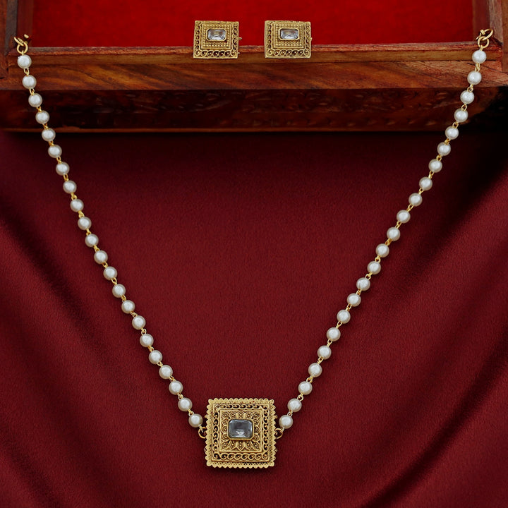 Avarnika 1 Layer Pearl Short Neckpiece With Earring