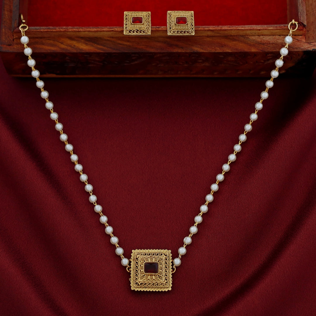Avarnika 1 Layer Pearl Short Neckpiece With Earring