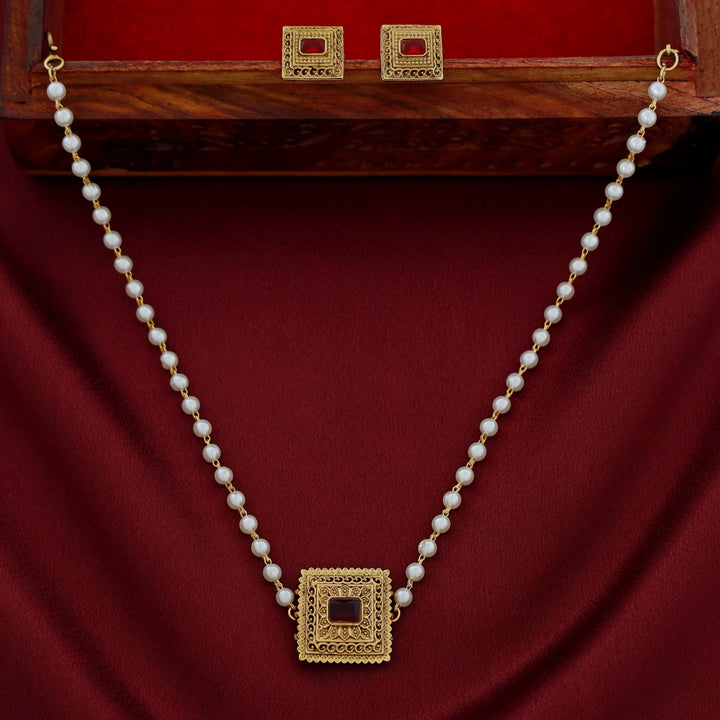 Avarnika 1 Layer Pearl Short Neckpiece With Earring