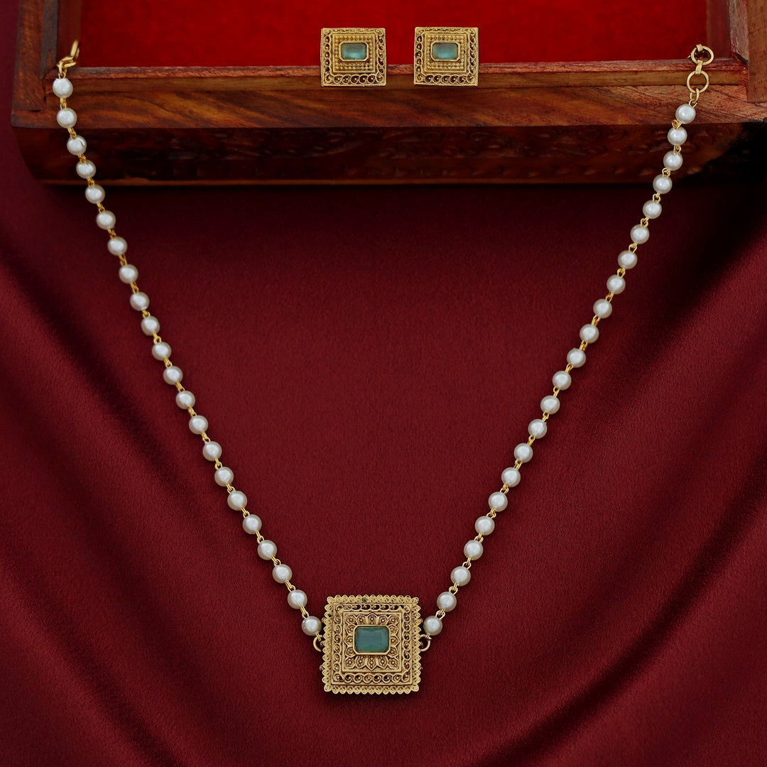 Avarnika 1 Layer Pearl Short Neckpiece With Earring