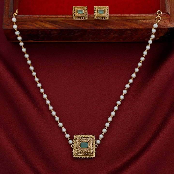 Avarnika 1 Layer Pearl Short Neckpiece With Earring