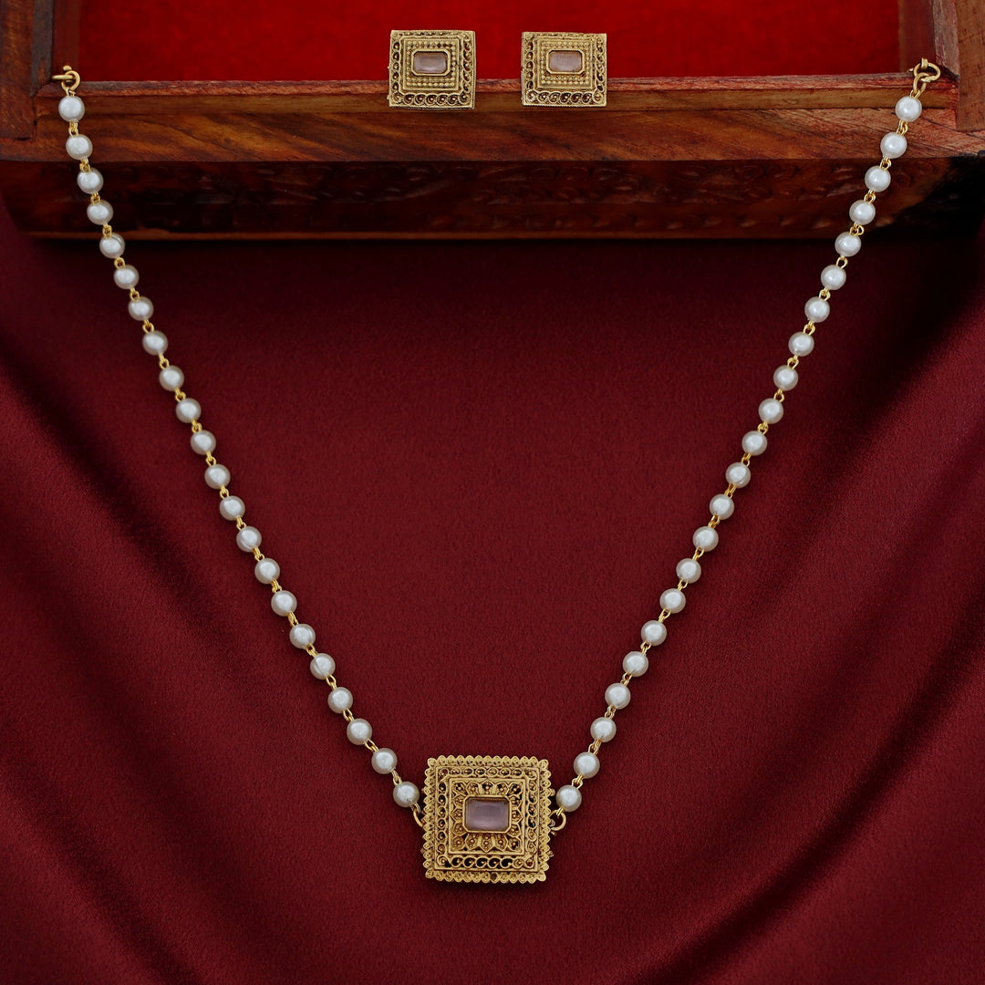 Avarnika 1 Layer Pearl Short Neckpiece With Earring