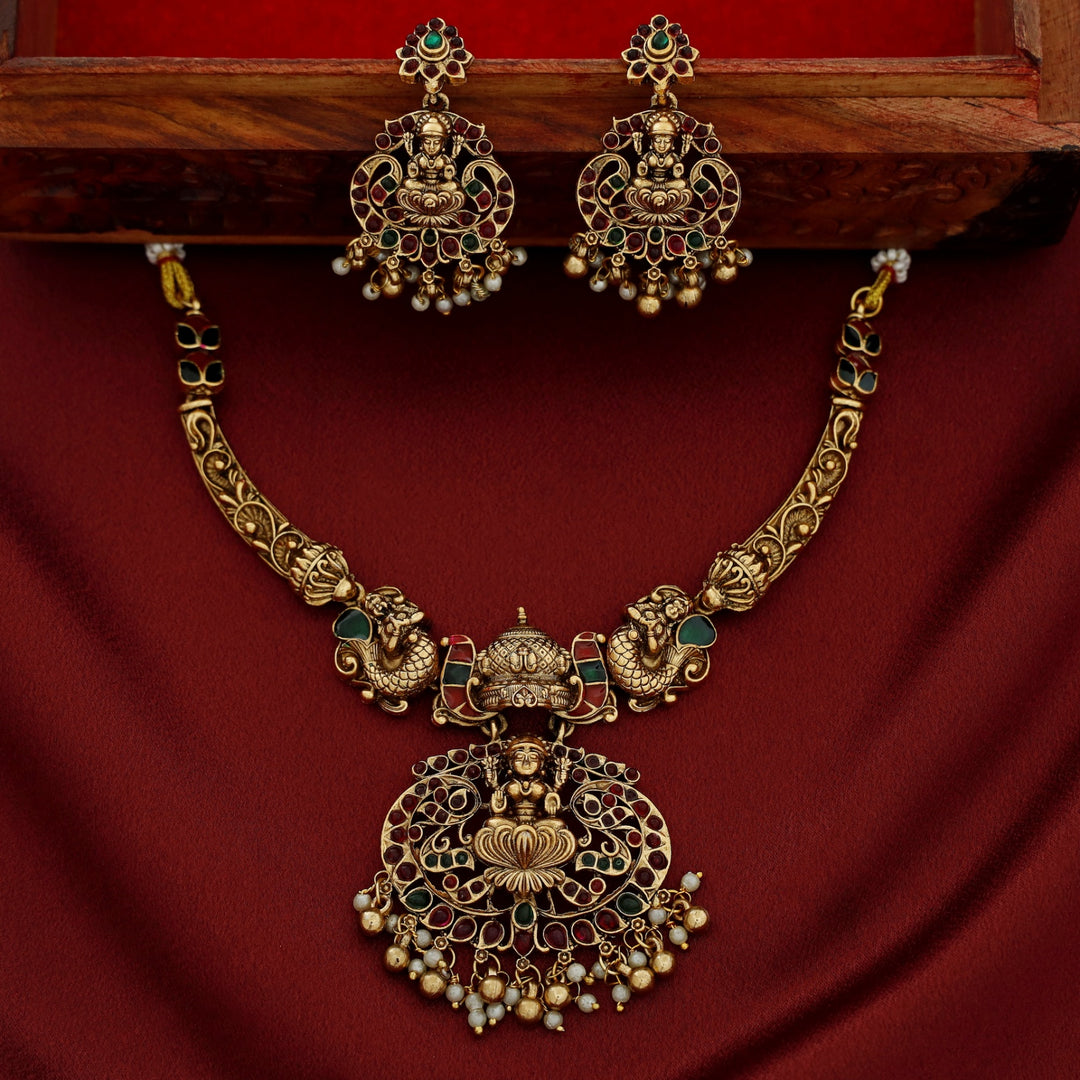 Daksha Vaishnavi Devi Pearl Cluster Short Neckpiece with Earring