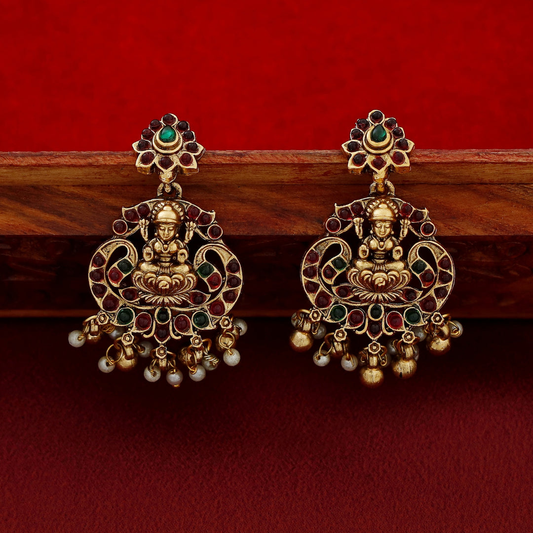 Daksha Vaishnavi Devi Pearl Cluster Short Neckpiece with Earring