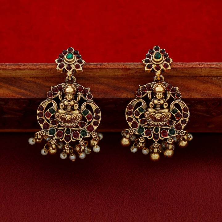Daksha Vaishnavi Devi Pearl Cluster Short Neckpiece with Earring