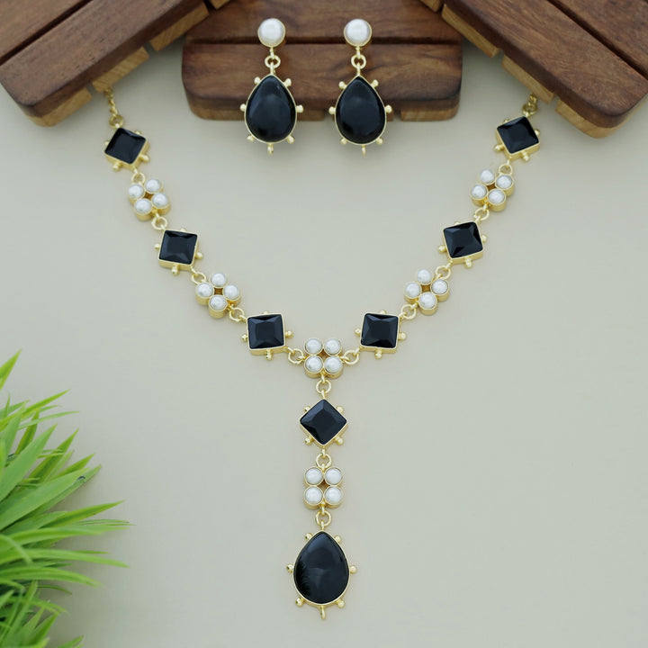 Cailyn Glossy Stone Pearl Neckpiece With Earring