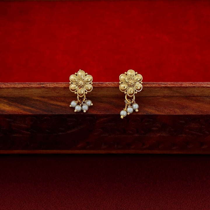 Agnikaa Cluster Pearl And Golden Ball Short Neckpiece With Earring
