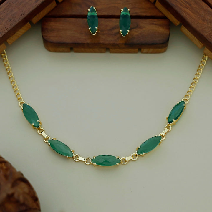 Leeza 5 Glossy Claw Choker With Stud