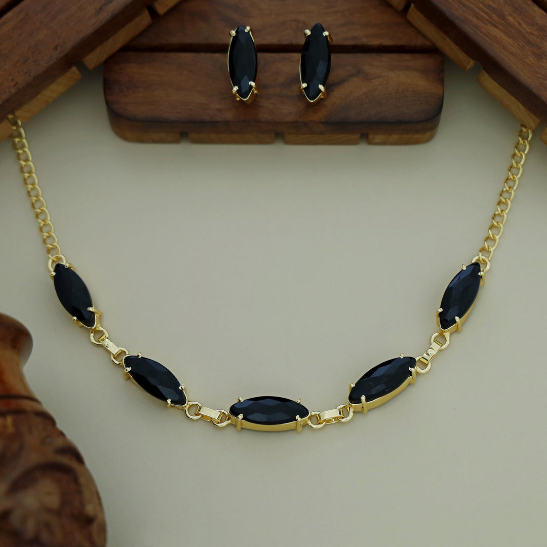 Leeza 5 Glossy Claw Choker With Stud